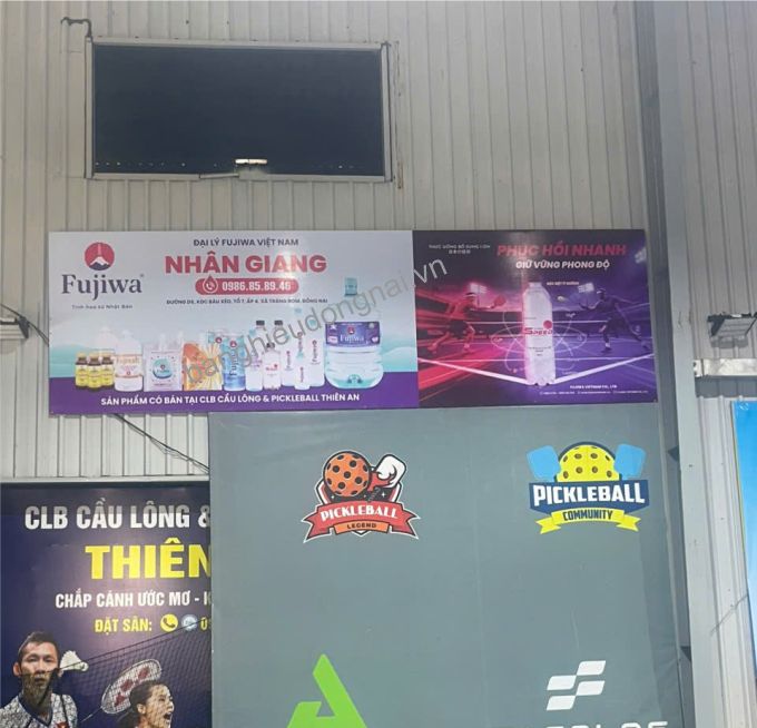 Bảng hiệu hiflex đại lý nước fujiwa tại sân cầu lông Nhan Giang
