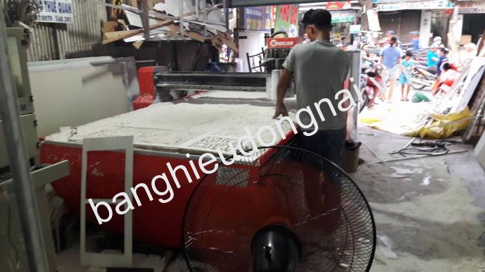 Máy cắt CNC chữ  nổi alu Long Thành tại xưởng quảng cáo SINH NHÀ VIỆT