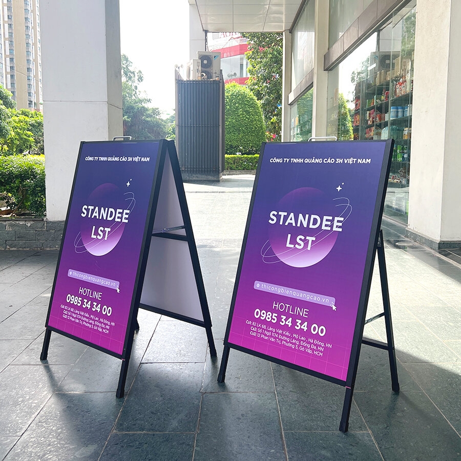 standee khung sat ngoai troi