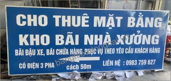 Bảng tôn dán decal thông báo cho thuê mặt bằng, kho bãi, nhà xưởng. Chữ lớn, dễ nhìn từ xa, thích hợp treo ngoài trời, giá thành tiết kiệm.