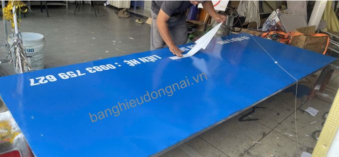 Bảng hiệu tôn sơn dán decal cắt chữ vi tính biên hòa