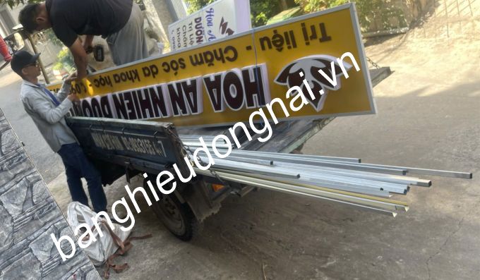 chi phí làm bảng hiệu alu chữ nổi tại biên hòa giá 1,000.000/1m2