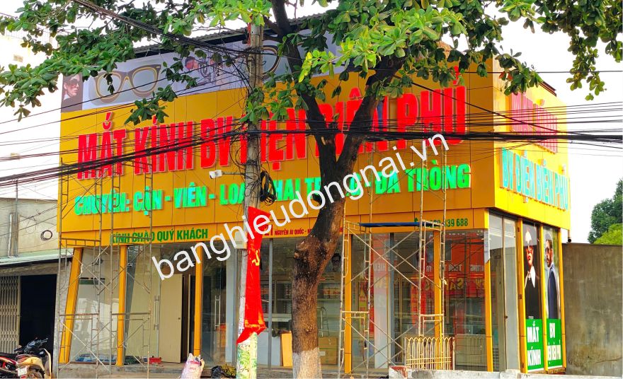 Làm Bảng Hiệu Alu Đẹp Cho Cửa Hàng Mắt Kính Tại Biên Hòa – Sang Trọng, Dễ Nhận Diện