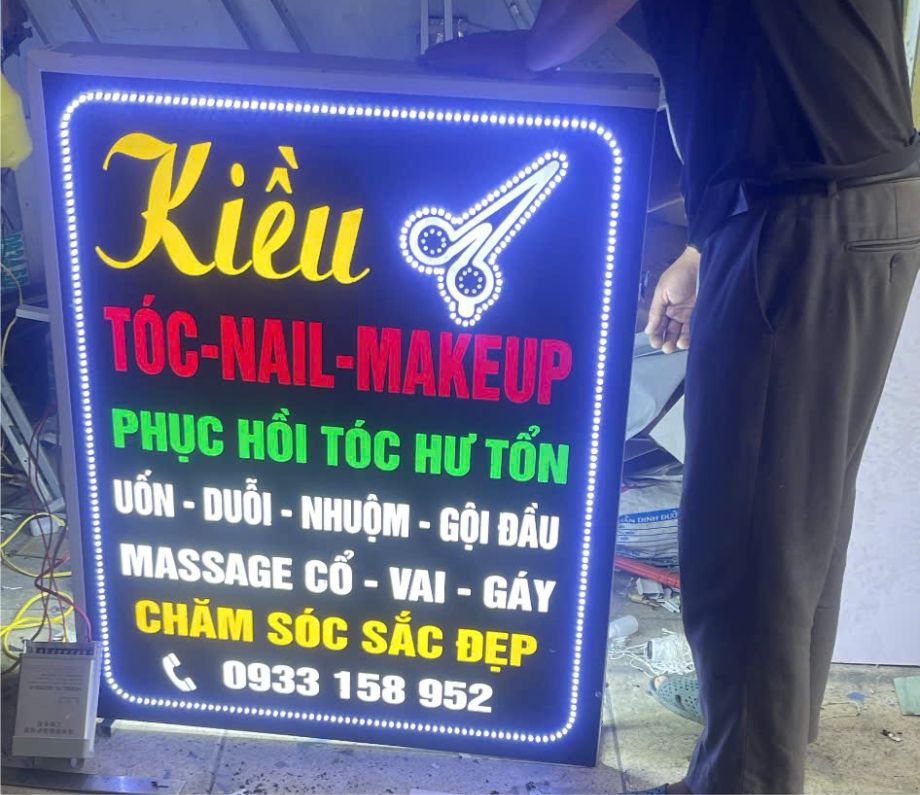 Bảng hiệu alu chữ mica âm tóc nail kiều thực tế