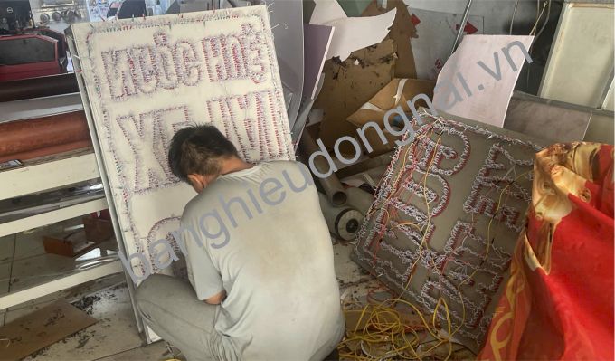 Làm Bảng Hiệu Quảng Cáo Tại Phước Thái, Long Thành, Đồng Nai 1 làm bảng hiệu alu lết hợp đèn led cho các cửa hàng phước thái