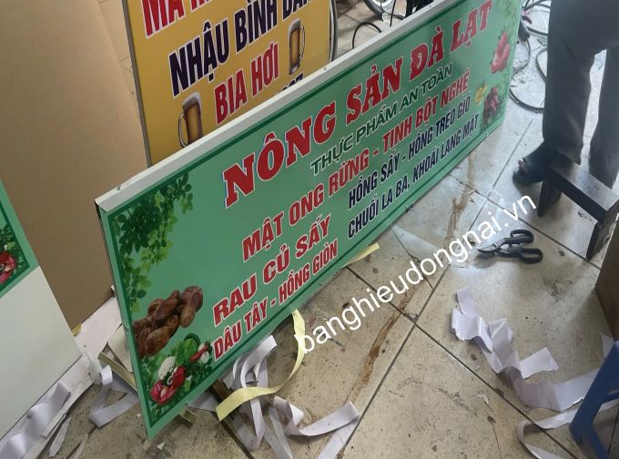 bảng hiệu alu chữ nổi tại xã Dầu Giây Đồng Nai (Thống Nhất cũ)