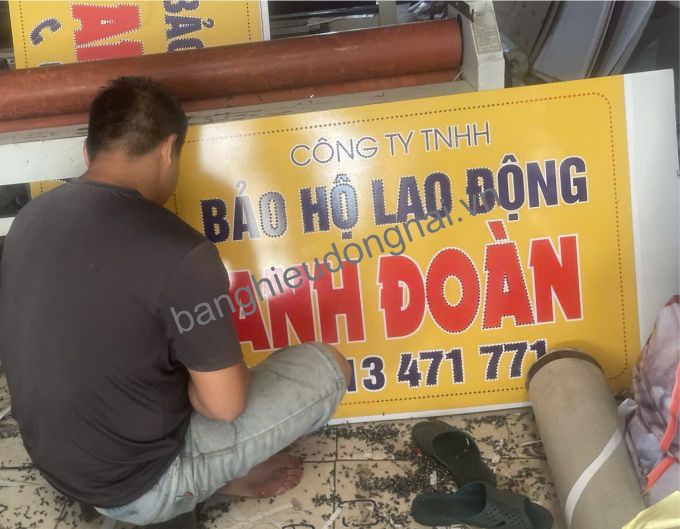 công nhân của chúng tôi đang làm bảng led điện tử trảng dài