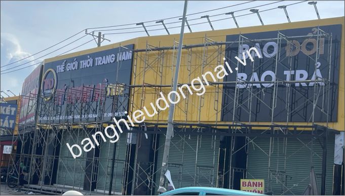 đang ốp alu và dán chữ shop thời trang Long Hưng Biên Hòa