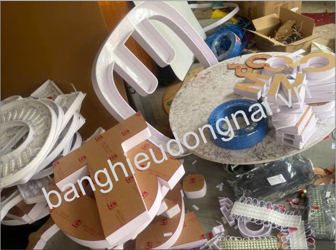 chữ nổi mica Tân Uyên